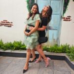 Nandita Swetha Instagram - Some impromptu pics. Swipe right➡️➡️➡️ No idea why we were laughing like that @_vsway_ 😜😜😜 . #brunchdate #sunday #blackdress The Big Barn