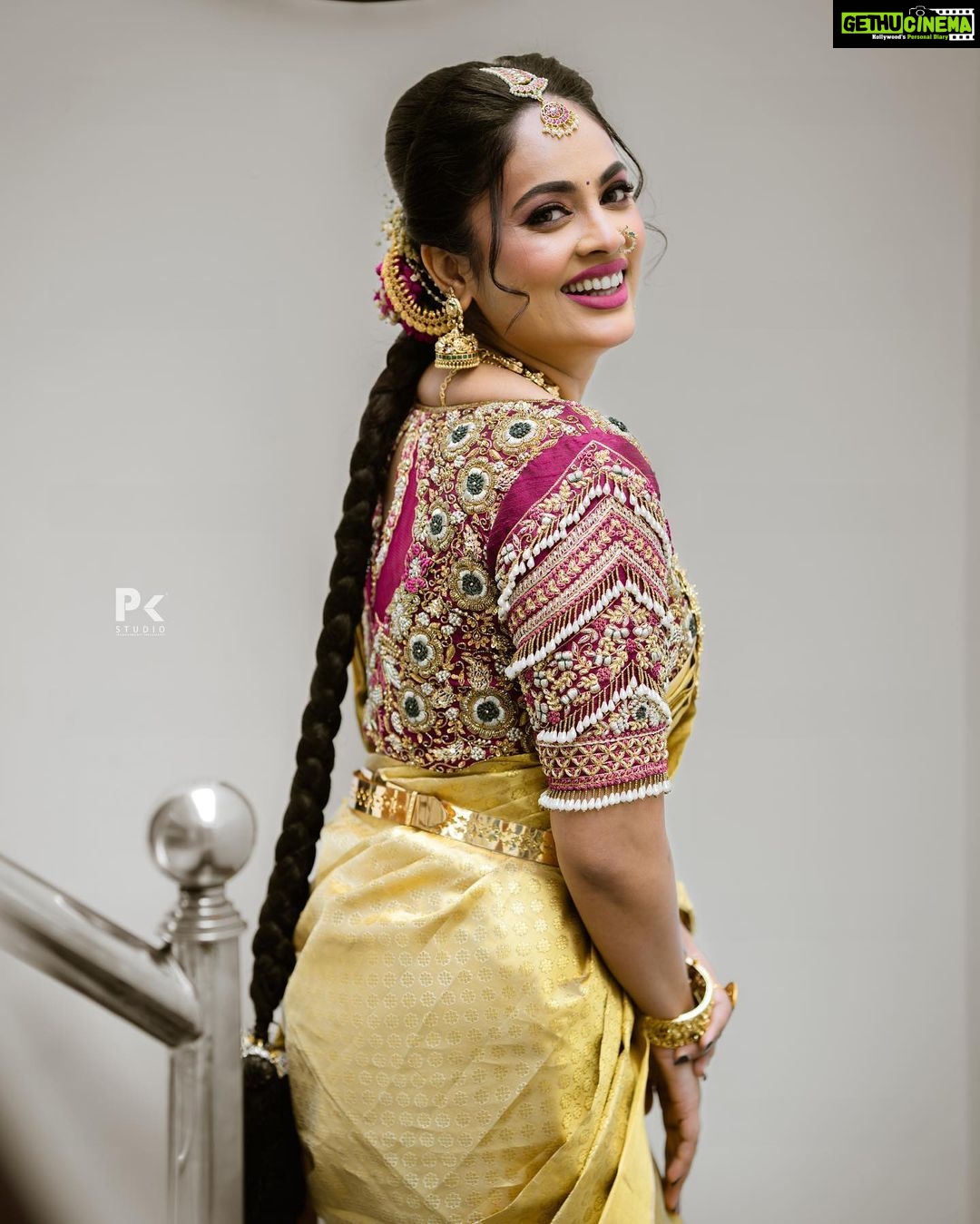 Nandita Swetha Instagram - Here is the announcement📣 Bride is ready😜😜😜 Worked with this awesome team Shot by @pkstudiophotography Makeup by @makeup_by_rithureddy Hairstyle by @hair_by_poornima Outfit from @rentyourlook_by_chandangowda Accessories @kiran.bridal.jewelry Hair accessories @petals_and_broches #bride #bridetobe #bridalmakeup