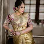 Nandita Swetha Instagram – Here is the announcement📣
Bride is ready😜😜😜

Worked with this awesome team 
Shot by @pkstudiophotography 
Makeup by @makeup_by_rithureddy 
Hairstyle by @hair_by_poornima 
Outfit from @rentyourlook_by_chandangowda 
Accessories @kiran.bridal.jewelry 
Hair accessories @petals_and_broches 

#bride #bridetobe #bridalmakeup