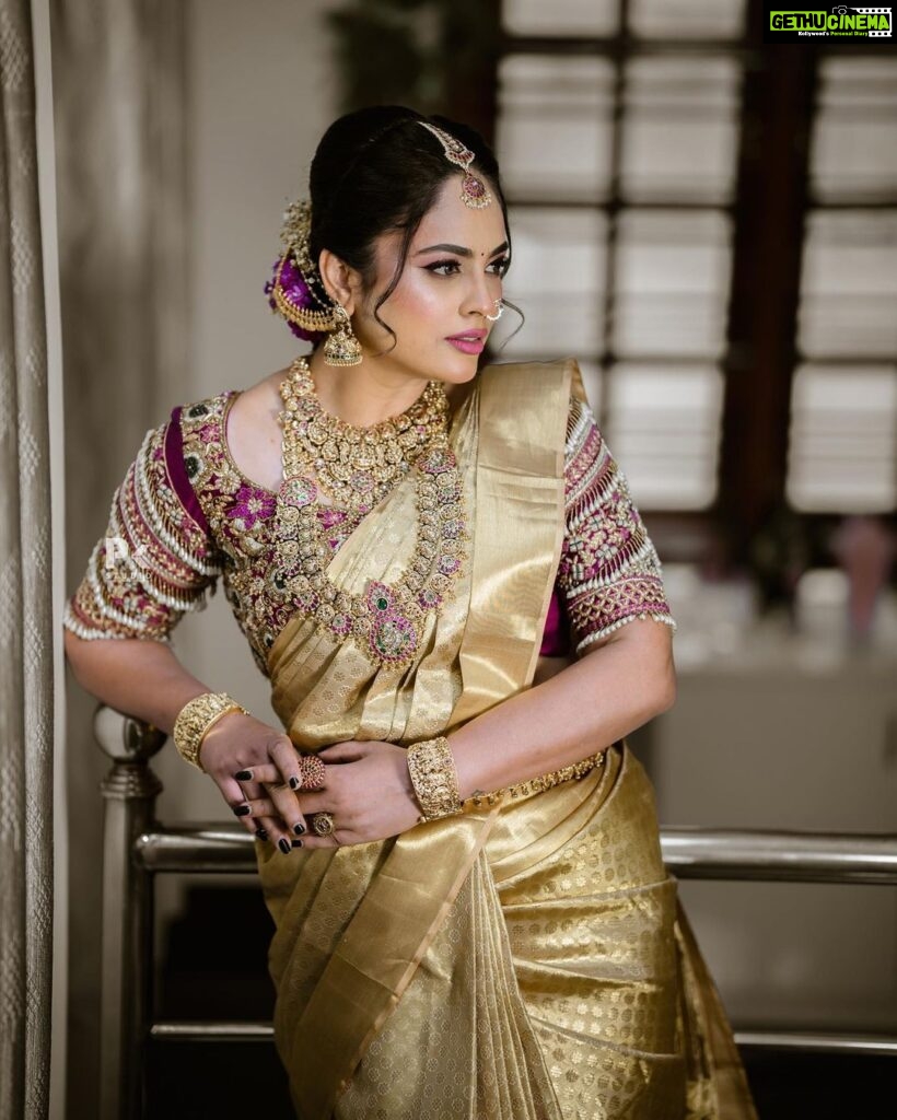 Nandita Swetha Instagram - Here is the announcement📣 Bride is ready😜😜😜 Worked with this awesome team Shot by @pkstudiophotography Makeup by @makeup_by_rithureddy Hairstyle by @hair_by_poornima Outfit from @rentyourlook_by_chandangowda Accessories @kiran.bridal.jewelry Hair accessories @petals_and_broches #bride #bridetobe #bridalmakeup