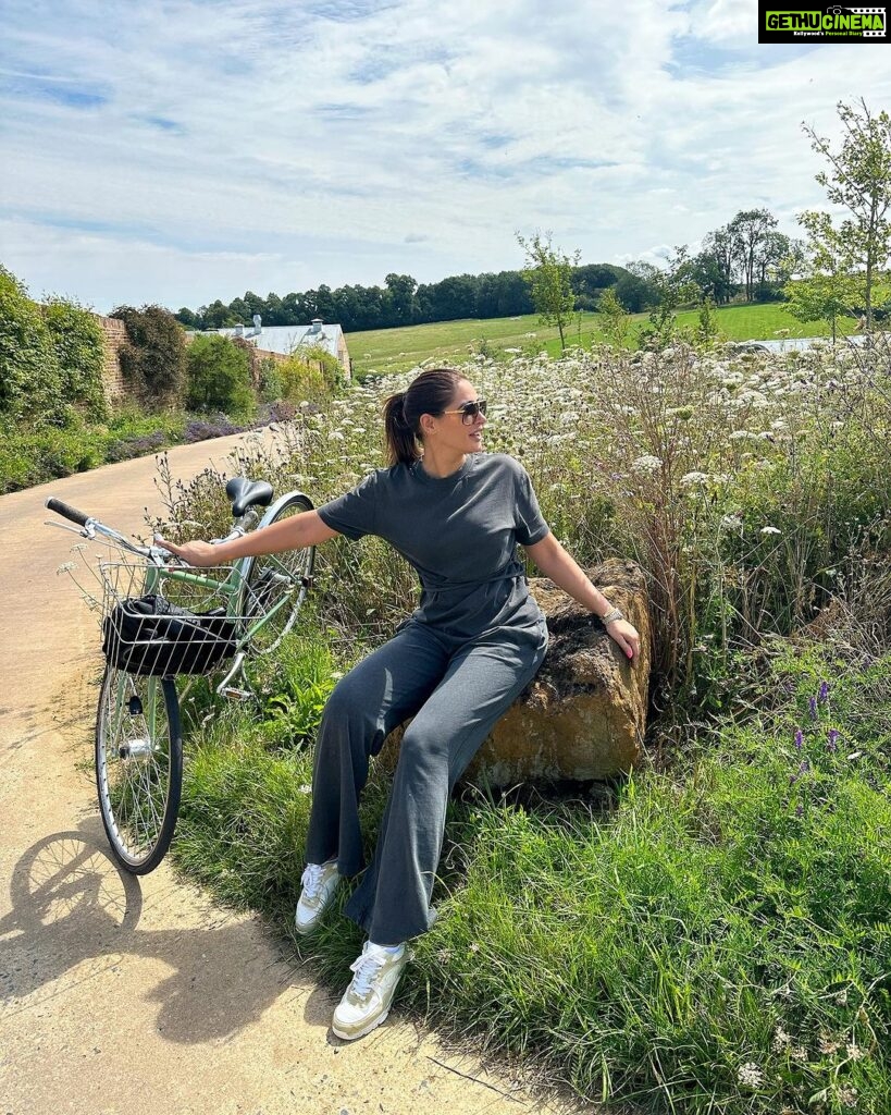 Nargis Fakhri Instagram - After a busy work week, sunshine ☀ and nature was much needed. #worklifebalance . . . . “Allow nature’s peace to flow into you as sunshine flows into trees”- John Muir . . . . . . . #london #unitedkingdom🇬🇧 #work #holiday #balance #nature #farmhouse #getaway #flowers #healthiswealth #workmode Great Tew, Oxfordshire, United Kingdom