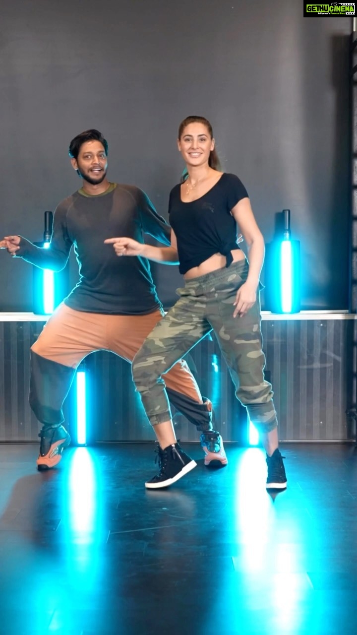 Nargis Fakhri Instagram - Oldie but a goodie 😀 💃🏽 🕺🏽 . . . . . . . . . #dance @melvinlouis 🙌🏽