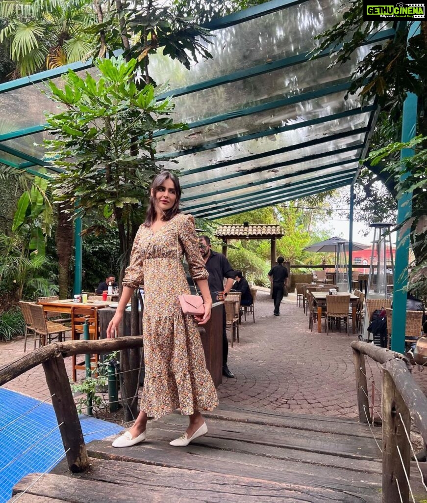 Nathalia Kaur Instagram - Lugar mágico + comida maravilhosa 🤩🥰 Obrigada amiga @jheniferdelphino pela ilustre companhia ❤️ @myteam.cv @camilinhaviieiraa Pé de Manga - Bar e Restaurante