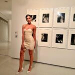 Nathalia Kaur Instagram - Compartilhando com vocês essa experiência ÍMPAR que tive no @vistaibirapuera - Como o nome mesmo diz, uma vista deslumbrante! - Passamos pelo museu pra alcançarmos o andar do restaurante, então é mais que “dois passeios em um” (dica pra chegar 1h antes e dar uma conferida, a exposição tá linda 🩷) - Atendimento impecável (todos funcionários extremamente ágeis e educados!) - Comida estupenda, aquele gostinho bem brasileiro que trás muito conforto pro nosso paladar! Obrigada @vistaibirapuera E à @wee.connect por nos conectar nos proporcionando essa noite INCRÍVEL! Na foto e no vídeo minha amiga linda @claracarol nos servindo da sua beleza 😍🤌🏼 E Feliz aniversário pra mim 🥳😊 ❣️ Vista Restaurante Ibirapuera