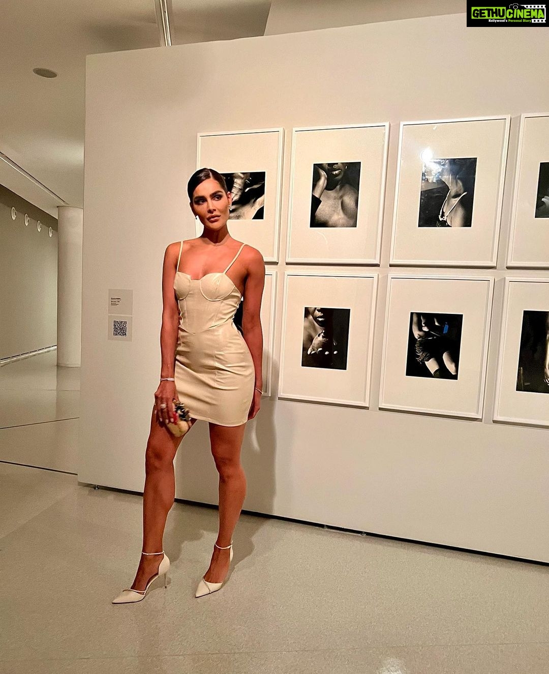 Nathalia Kaur Instagram - Compartilhando com vocês essa experiência ÍMPAR que tive no @vistaibirapuera - Como o nome mesmo diz, uma vista deslumbrante! - Passamos pelo museu pra alcançarmos o andar do restaurante, então é mais que “dois passeios em um” (dica pra chegar 1h antes e dar uma conferida, a exposição tá linda 🩷) - Atendimento impecável (todos funcionários extremamente ágeis e educados!) - Comida estupenda, aquele gostinho bem brasileiro que trás muito conforto pro nosso paladar! Obrigada @vistaibirapuera E à @wee.connect por nos conectar nos proporcionando essa noite INCRÍVEL! Na foto e no vídeo minha amiga linda @claracarol nos servindo da sua beleza 😍🤌🏼 E Feliz aniversário pra mim 🥳😊 ❣️ Vista Restaurante Ibirapuera