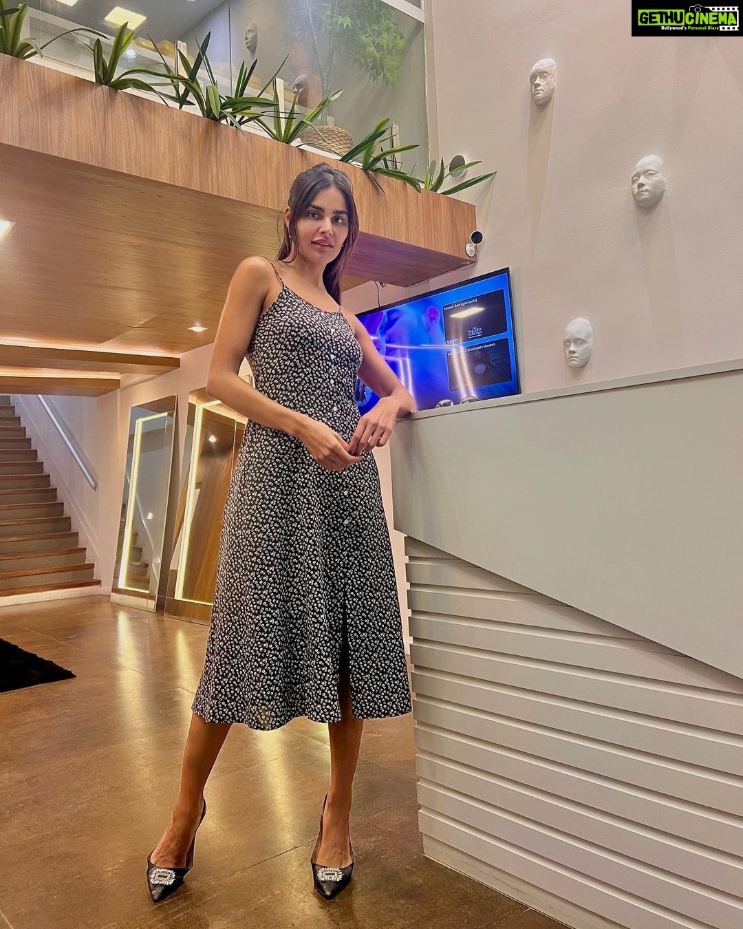 Nathalia Kaur Instagram - Hoje vim visitar o espaço novo dos meus queridos @dr.sleimankaram e @georgia_menchise Aquece meu coração assistir ao crescimento de pessoas tão queridas e iluminadas! 🥹❤️ Decoração linda em todos os detalhes, pensados meticulosamente por essa gênia fabulosa @georgia_menchise 🤌🏼🌼 Sucesso e prosperidade pra vocês! Agora é cuidar da nossa beleza né!? 😂😁 ❣️ Clínica Bodyface