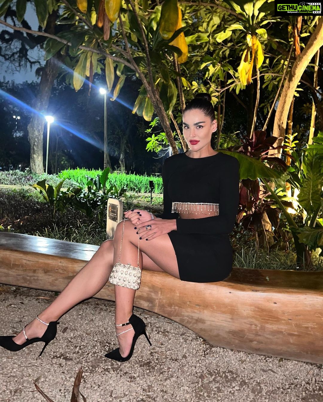 Nathalia Kaur Instagram - Passa pro ladinho que a realidade te aguarda ➡️ De todas as frases reflexivas que poderia colocar aqui vou apenas me expressar com simplicidade: “Nas profundezas dos meus pensamentos mais insólitos e erros que ainda cometo, sou grata, a evolução é inevitável quando a ignorância se faz reversa.” Obrigada Universo por me permitir apenas TENTAR! 🙏🏽✨ Obrigada à todos do @selvagemibirapuera e a @wee.connect por estabelecer essa conexão, uma experiência incrível, sem falhas! Ah, levem um casaquinho rs. Na natureza há um déficit instantâneo da temperatura ambiente 😜 Selvagem Ibirapuera