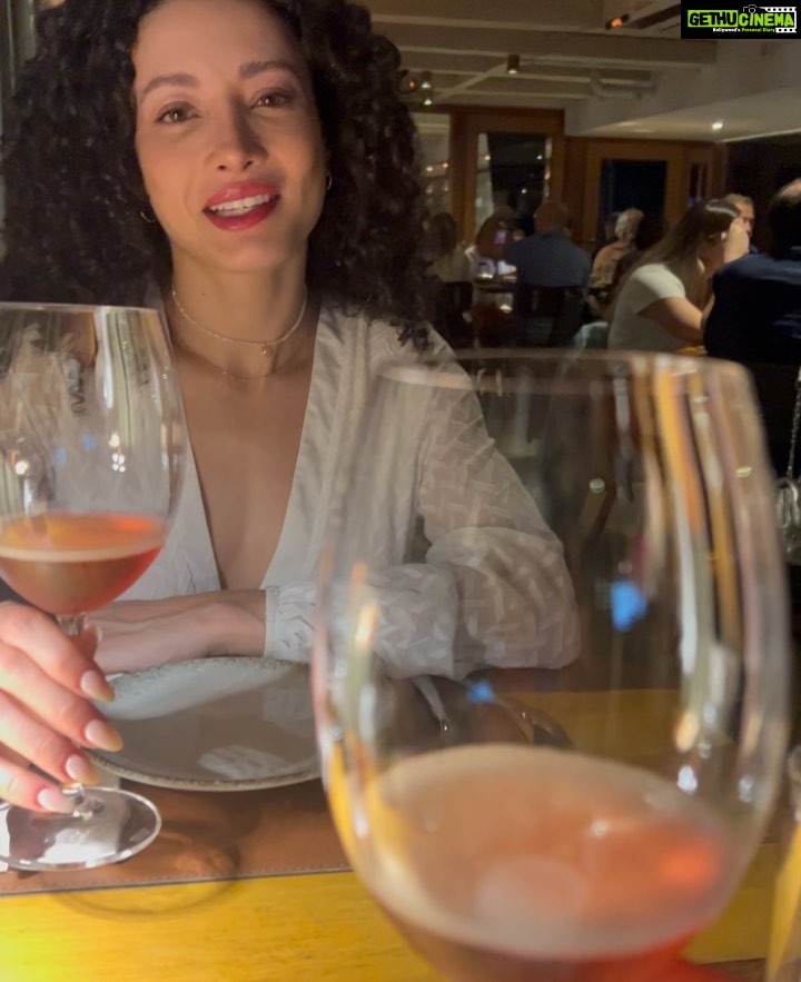Nathalia Kaur Instagram - Compartilhando com vocês essa experiência ÍMPAR que tive no @vistaibirapuera - Como o nome mesmo diz, uma vista deslumbrante! - Passamos pelo museu pra alcançarmos o andar do restaurante, então é mais que “dois passeios em um” (dica pra chegar 1h antes e dar uma conferida, a exposição tá linda 🩷) - Atendimento impecável (todos funcionários extremamente ágeis e educados!) - Comida estupenda, aquele gostinho bem brasileiro que trás muito conforto pro nosso paladar! Obrigada @vistaibirapuera E à @wee.connect por nos conectar nos proporcionando essa noite INCRÍVEL! Na foto e no vídeo minha amiga linda @claracarol nos servindo da sua beleza 😍🤌🏼 E Feliz aniversário pra mim 🥳😊 ❣️ Vista Restaurante Ibirapuera