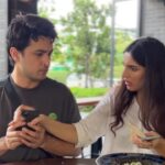 Nattasha Singh Instagram - Aakhir wo kya chupa raha tha 🙈 #funnyreels #nasha #comedyskit #indigophuket #funnyskits #couplecomedy Location @hotelindigophuket Ib : @alanchikinchow
