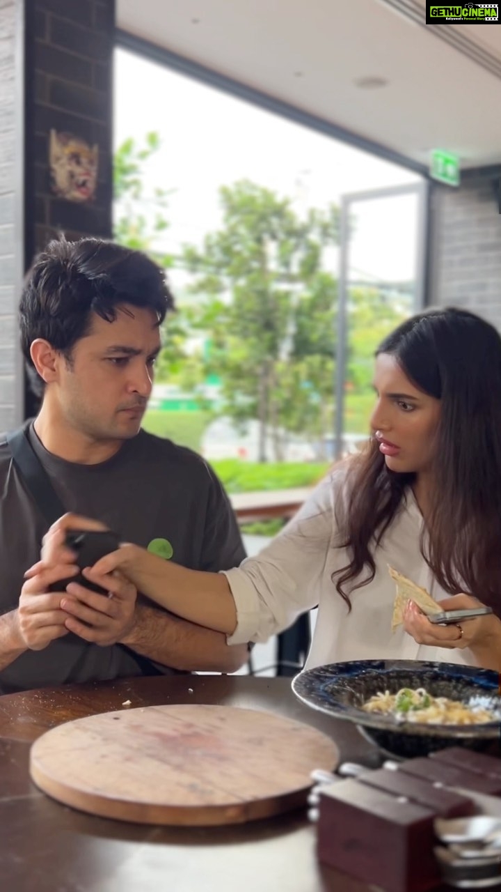 Nattasha Singh - 43.6K Likes - Aakhir wo kya chupa raha tha π #funnyreels #nasha
#comedyskit
#indigophuket
#funnyskits
#couplecomedy
Location @hotelindigophuket
Ib : @alanchikinchow
