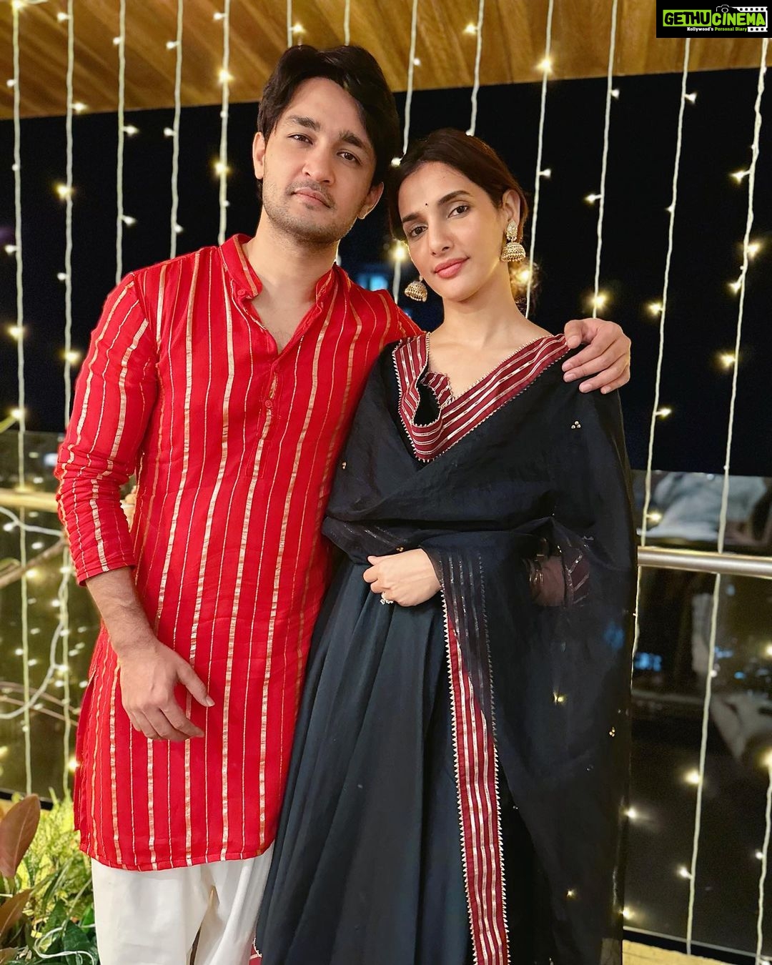 Nattasha Singh Instagram - Happy wali deepawali aap sabhi ko 🪔🪔 #happydiwali . . Wearing - @manishkumar330_ 🙌🏻♥️