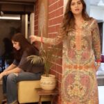 Nattasha Singh Instagram – Jab GHEE seedhi ungli se na nikle 😉

@theashishbisht @natashasingh007 
#ana #comedyvideos