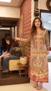 Nattasha Singh Instagram - Jab GHEE seedhi ungli se na nikle 😉

@theashishbisht @natashasingh007 
#ana #comedyvideos