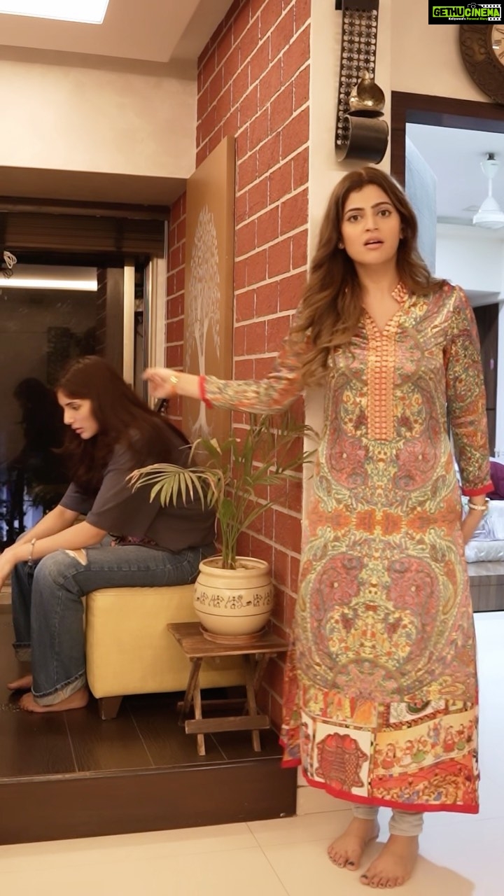 Nattasha Singh - 2.5 Million Likes - Jab GHEE seedhi ungli se na nikle π
@theashishbisht @natashasingh007
#ana #comedyvideos