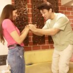 Nattasha Singh Instagram – 👩‍❤️‍💋‍👨 zindagi ke safar me guzar jate hain jo mukaam🙈 
@natashasingh007 🙈 @officialmonikabisht 
#ROFLReels #21ShadesOfAshish #comedyreels #funnyskit #ashishbishtvines