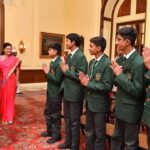 Navaneet Kaur Instagram - राष्ट्रपती भवन में महामहिम राष्ट्रपति आदरणीय द्रौपदी मुर्मू जी से डी पी एस स्कूल के बच्चों से मुलाकात की. राष्ट्रपतीजी ने किया बच्चो से संवाद, राष्ट्रपति भवन दिखाया, पढ़ाई को लेकर राष्ट्रपति जी ने बच्चो को दी नसीहत, राष्ट्रपति जी के मार्गदर्शन से सभी छात्रा, शिक्षक और पालक प्रोत्साहित होकर नई प्रेरणा लेकर आए और गति से शिक्षण लेंगे।