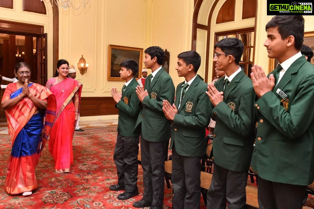 Navaneet Kaur Instagram - राष्ट्रपती भवन में महामहिम राष्ट्रपति आदरणीय द्रौपदी मुर्मू जी से डी पी एस स्कूल के बच्चों से मुलाकात की. राष्ट्रपतीजी ने किया बच्चो से संवाद, राष्ट्रपति भवन दिखाया, पढ़ाई को लेकर राष्ट्रपति जी ने बच्चो को दी नसीहत, राष्ट्रपति जी के मार्गदर्शन से सभी छात्रा, शिक्षक और पालक प्रोत्साहित होकर नई प्रेरणा लेकर आए और गति से शिक्षण लेंगे।