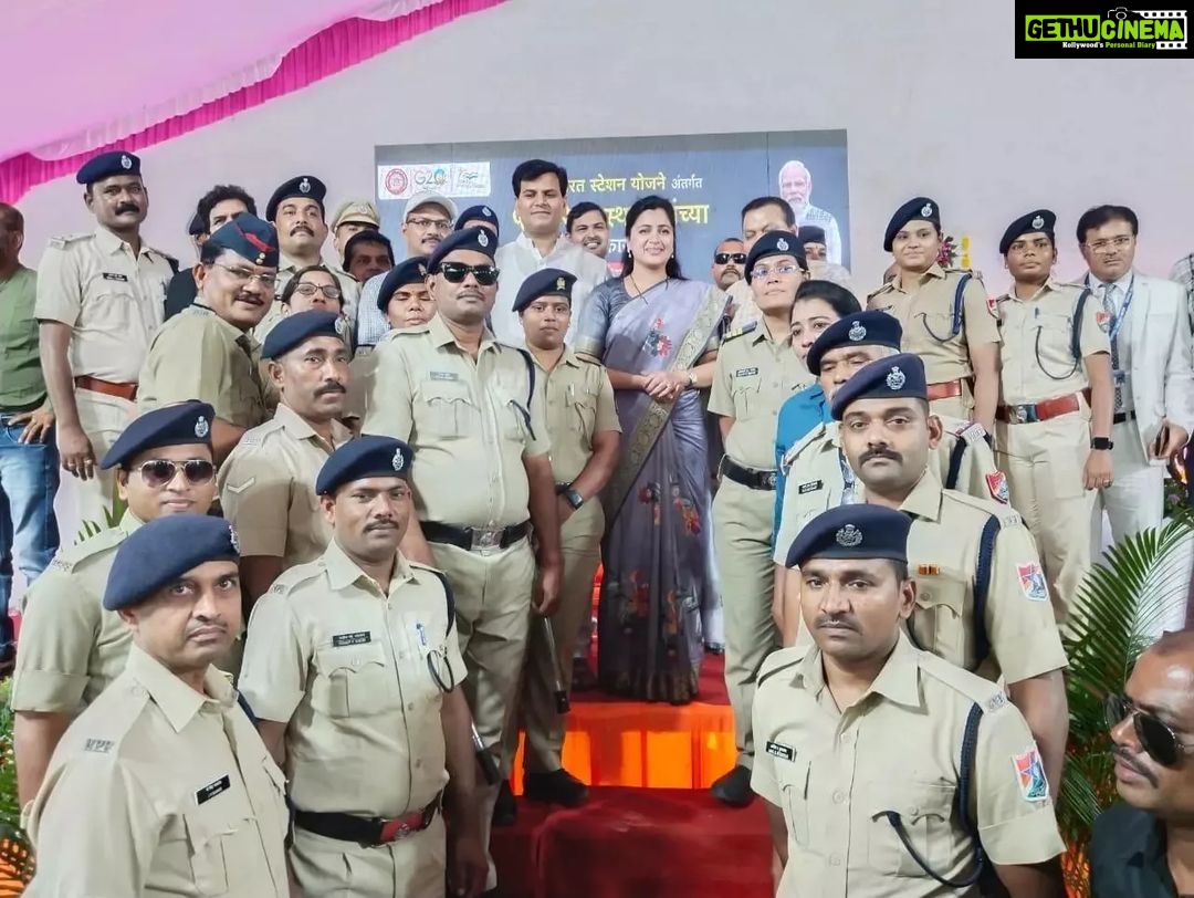 Navaneet Kaur Instagram - आज अमरावतीकर मोदींजीना ऑनलाईन भेटले,लवकरच मोदींजीना अमरावतीला आणून बडनेरा व्यागन कारखाना,चिखलदरा स्काय वॉक व बेलोरा विमानतलाचे लोकार्पण करणार अथक प्रयत्नांनी अमरावती_बडनेरा वासियांना अनुभवता आले अदभुत अविस्मरणीय ऐतिहासिक क्षण,देशाचे यशस्वी पंतप्रधान श्री नरेंद्रजी मोदी यांच्या शुभहस्ते अमृत भारत योजनेअंतर्गत बडनेरा रेल्वे स्थानक पुनर्विकास भूमिपूजन व्हिडीओ कॉन्फरन्सिंग पद्धतीने भूमिपूजन संपन्न