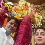 Navaneet Kaur Instagram - शेतकरी शेतमजूर महाराष्ट्रातील सामान्य नागरिक, कामगार, व्यापारी यांच्या जीवनात निरोगी सुख समृध्दी राहो हीच लालबाग च्या चरणी प्रार्थना केली.. समस्त युवा स्वाभिमान पार्टी चे कार्यकर्ता व पदाधिकारी यांच्या सोबत लालबाग च्या राजा चे दर्शन घेऊन साखडे घातले