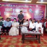 Navaneet Kaur Instagram - युवा स्वाभिमान पार्टीच्या वतीने चांदूर बाजार तालुक्यातील 10वी /12वी स्पर्धा परीक्षा च्या 2728 गुणवंत विद्यार्थ्यांचा सत्कार संपन्न, गुणवंत विद्यार्थी,पालक व गुरूजणांना स्मृतिचिन्ह,सन्मानपत्र प्रदान करून गौरविण्यात आले,संपूर्ण अमरावती जिल्ह्यातील 400 गुणवंत विद्यार्थ्यांना स्वखर्चाने देशाची राजधानी दिल्ली नेवून नवीन संसद भवन(सेंट्रल विस्टा),राष्ट्रपती भवन व इतर ऐतिहासिक स्थळे दाखवणार चांदूर बाजार येथील गो.सी.टोम्पे महाविद्यालयातील सभागृहात या भव्य दिव्य कार्यक्रमाचे आयोजन करण्यात आले.यावेळी मंचावर तहसीलदार गीतांजली घा,श्री हरकुट काका,पानसे काका,भास्करदादा टोम्पे,ठाणेदार श्री बोंडे साहेब,पोलिस उपनिरीक्षक श्रीमती राऊत मॅडम,विजयभाउ टोम्पे,युवा स्वाभिमान जिल्हाध्यक्ष जितु दुधाने,भाजपा तालुकाध्यक्ष मुरलीधर माकोडे,माजी जीप सदस्य प्रवीण तायडे,माजी नगरसेवक गोपाल तिरमारे,नंदकुमार बंड,मंदाताई पावडे,मनीष नांगलिया,अतुल रघुवंशी,प्राचार्य रामटेके सर, टीक्कुभाऊ अहिर,युवा स्वाभिमान तालुकाध्यक्ष पवन बैस,श्री चरपे काका आदी उपस्थित होते