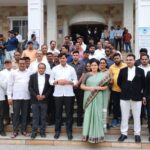 Navaneet Kaur Instagram - महाविकास आघाडी सरकार मध्ये तत्कालीन मुख्यमंत्री श्री उद्धव ठाकरे यांच्या कार्यकाळात शेतकरी शेतमजुर यांच्या हितासाठी युवा स्वाभिमान पार्टी च्या वतीने पदाधिकारी व कार्यकर्ते यांनी केलेल्या आंदोलनात दाखल गुन्ह्यासंदर्भात कोर्टात हजेरी राजापेठ उड्डाणपुलावरील छत्रपती शिवाजी महाराज पुतळा तत्कालीन मुख्यमंत्री उद्धव ठाकरे यांच्या दबावाखाली महानगर पालिका प्रशासनाने अवमानकारक रित्या हटविला होता,या संदर्भात युवा स्वाभिमान पार्टी ने आंदोलन केले होते,कार्यकर्त्यांना खोट्या गुन्ह्याखाली अडकविण्याचे षडयंत्र तत्कालीन मुख्यमंत्री उद्धव ठाकरे यांनी केले होते आज एमपी एमएलए न्यायालयाचे न्यायाधीश श्री पाटील साहेब यांच्या कोर्टात सर्व आंदोलकांची हजेरी झाली शेतकऱ्यांना न्याय मिळावा, सोयाबीन तूर कापूस उत्पादकांना न्याय मिळावा यासाठी आमदार रवि राणा यांनी 3 दिवसाचा तुरुंगवास देखील भोगला होता,आता राज्यात शिंदे फडणवीस,पवार यांचे महायुती चे गतिमान सरकार असून गृहमंत्री श्रो देवेंद्र फडणवीस यांनी यात जातीने लक्ष घालून तत्कालीन मुख्यमंत्री उद्धव ठाकरे यांनी युवा स्वाभिमान पार्टी पदाधिकारी व कार्यकर्त्यांवर दाखल केलेले खोटे गुन्हे खारीज करावे अशी मागणी केली या वेळी न्यायालयात शैलेंद्र कस्तुरे, जिल्हाध्यक्ष जितु दुधाने,शहर अध्यक्ष संजय हिंगासपुरे, नितीन बोरेकर, सचिन भेंडे,अनुप अग्रवाल,निलेश भेंडे,बाळासाहेब इंगोले,अजय मोरया,जयश्री मोरया,विनोद गूहे,अविनाश काळे,अभिजित देशमुख,संदीप गुल्हाणे,अजय बोबडे,गणेश मारोडकर,पराग चीमोटे, सुरज मिश्रा,कृष्णा अवचार,सचिन बोंडे,राजू काळे,आश्विन उके, अनिल मिश्रा, पंकज बोबडे, वैभव बजाज,साक्षी उमप ,राहूल काळे, नितीन मस्के, राजेश बनारसे, शुभम उंबरकर, आदी उपस्थित होते,यावेळी ऍड दीप मिश्रा, ऍड चंद्रसेन गुळसुंदरे यांनी युक्तिवाद केला