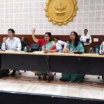 Navaneet Kaur Instagram - जिल्हा नियोजन भवन जिल्हाधिकारी कार्यालय येथे विभागीय आयुक्त निधि पाण्डेय व जिल्हाधिकारी अविशांत पांडा यांच्या प्रमुख उपस्थितीमध्ये जिल्ह्याचे आढावा बैठक घेतली. त्यामध्ये रुंमोचान आराखडा, सिद्धपूर मराठी भाषा विद्यापीठ, अमरावती मेडिकल कॉलेज, बेलोरा विमानतळ, भीम टेकडी विकास आराखडा,नांदगाव प्रेस टेक्स्टाईल पार्क , माधान गुलाबराव महाराज आराखडा,दिव्यांगांच्या मानधनात झालेला वाढ , जिल्ह्यातील रस्ते , भातकुली तालुक्याचे ठिकाणी तहसील कार्यालय व कार्यालय ईमारत स्थापन करणे, चिखलदरा स्कायवॉक, व सिडको विकास आराखडा, हनुमान व्यायाम संस्थेला क्रीडा विद्यापीठ दर्जा, शेंडगाव संत गाडगेबाबा कृती विकास आराखडा , महात्मा ज्योतिराव फुले आरोग्य योजना .पर्यटन विकास, माता रुक्मिणी कौंड्न्यपूर विकास आराखडा, प्रधानमंत्री ग्राम सडक योजना, मेळघाट येथे चिखलदारा विकास आराखडा,गुरुकुंज मोझरी आराखडा, रमाई आंबेडकर व इतर घरकुल योजना ,हर घर नाल योजना , जलजिवन मिशन,वन विभागाचे विकास कामे , गनोजा देवी येथील गंगा पूरसंरक्षक भिंती येथील गावात रोसेमिने बांधकाम करणे प्रकल्प भारतीय जनसंचार संस्थान इमारत बांधकाम इत्यादी कामाचा आढावा घेतला या बैठकीला विभागीय आयुक्त निधी पांडे जिल्हाधिकारी तथा मुख्य कार्यकारी अधिकारी अविशांत फंडा आयुक्त मनपा देविदास पवार उपायुक्त नियोजन जोशी प्रकल्प अधिकारी सावन कुमार अधीक्षक अभियंता गिरासे महाराष्ट्र जीवन प्राधिकरण चे सोळंके ,उपजिल्हाधिकारी लंके, भोसले, अनिल भटकर, जिल्हा जिल्हाधिकारी मस्के ,उपविभागीय अधिकारी नितीन व्यवहारे ,जिल्हा अधीक्षक कृषी अधिकारी सातपुते, खरचान, जिल्हा शल्यचिकित्सक, जिल्हा आरोग्य अधिकारी बनसोड, कार्यकारी अभियंता देशमुख, कार्यकारी अभियंता जिल्हा परिषद गायकवाड, कार्यकारी अभियंता सार्वजनिक बांधकाम विभाग मेहत्रे, प्रधानमंत्री ग्राम सडक योजना चे देशमुख ,आदी अधिकारी उपस्थित होते या बैठकीमध्ये सर्वच कामे तातडीने मार्गी लागण्यासाठी विभागीय आयुक्त निधि पाण्डेय यांनी सर्व कार्यकारी यंत्रणेच्या विभाग प्रमुखांना तातडीने कामे सुरू करून अहवाल देण्यासंबंधी बैठकीत उपस्थित असलेल्या अधिकाऱ्याना दीले.