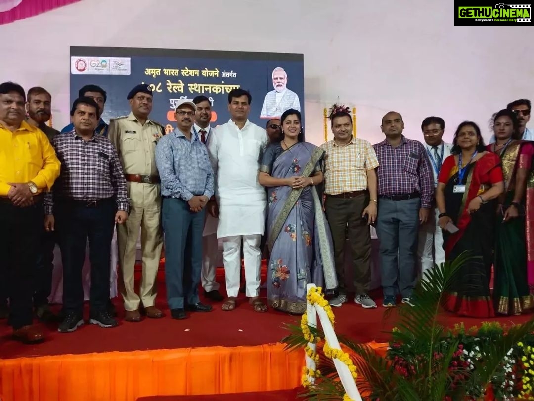 Navaneet Kaur Instagram - आज अमरावतीकर मोदींजीना ऑनलाईन भेटले,लवकरच मोदींजीना अमरावतीला आणून बडनेरा व्यागन कारखाना,चिखलदरा स्काय वॉक व बेलोरा विमानतलाचे लोकार्पण करणार अथक प्रयत्नांनी अमरावती_बडनेरा वासियांना अनुभवता आले अदभुत अविस्मरणीय ऐतिहासिक क्षण,देशाचे यशस्वी पंतप्रधान श्री नरेंद्रजी मोदी यांच्या शुभहस्ते अमृत भारत योजनेअंतर्गत बडनेरा रेल्वे स्थानक पुनर्विकास भूमिपूजन व्हिडीओ कॉन्फरन्सिंग पद्धतीने भूमिपूजन संपन्न