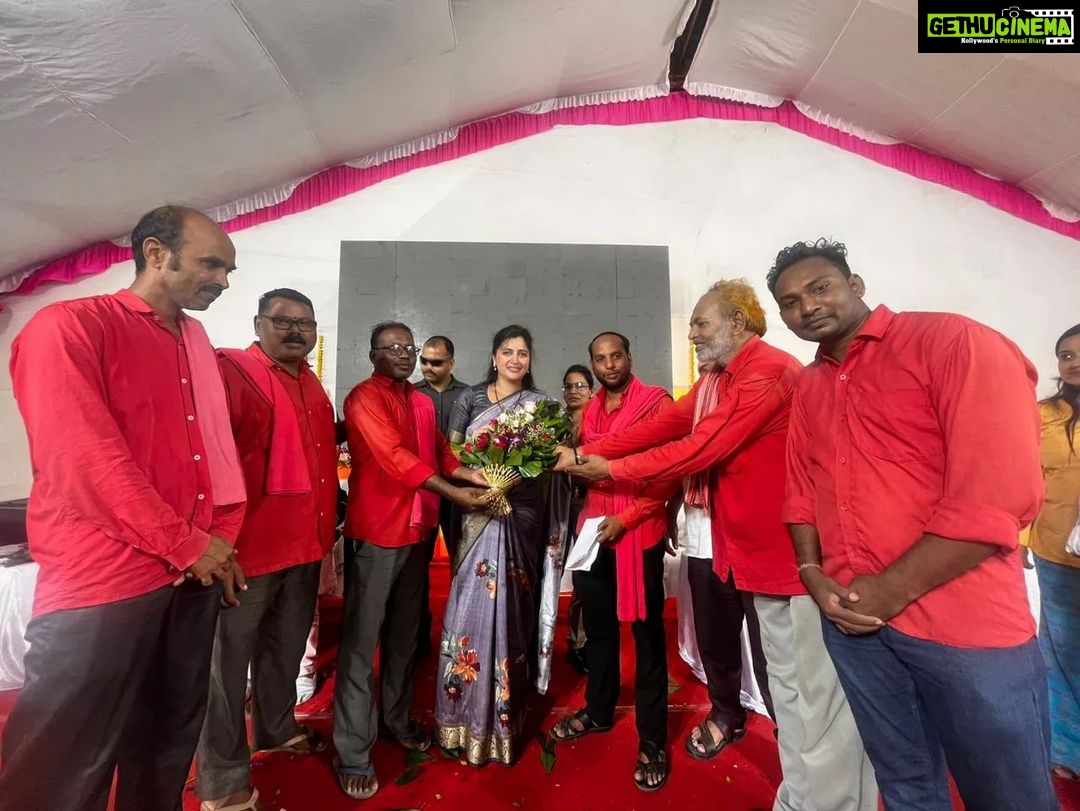 Navaneet Kaur Instagram - आज अमरावतीकर मोदींजीना ऑनलाईन भेटले,लवकरच मोदींजीना अमरावतीला आणून बडनेरा व्यागन कारखाना,चिखलदरा स्काय वॉक व बेलोरा विमानतलाचे लोकार्पण करणार अथक प्रयत्नांनी अमरावती_बडनेरा वासियांना अनुभवता आले अदभुत अविस्मरणीय ऐतिहासिक क्षण,देशाचे यशस्वी पंतप्रधान श्री नरेंद्रजी मोदी यांच्या शुभहस्ते अमृत भारत योजनेअंतर्गत बडनेरा रेल्वे स्थानक पुनर्विकास भूमिपूजन व्हिडीओ कॉन्फरन्सिंग पद्धतीने भूमिपूजन संपन्न