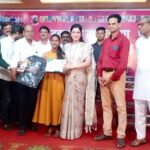 Navaneet Kaur Instagram - युवा स्वाभिमान पार्टीच्या वतीने चांदूर बाजार तालुक्यातील 10वी /12वी स्पर्धा परीक्षा च्या 2728 गुणवंत विद्यार्थ्यांचा सत्कार संपन्न, गुणवंत विद्यार्थी,पालक व गुरूजणांना स्मृतिचिन्ह,सन्मानपत्र प्रदान करून गौरविण्यात आले,संपूर्ण अमरावती जिल्ह्यातील 400 गुणवंत विद्यार्थ्यांना स्वखर्चाने देशाची राजधानी दिल्ली नेवून नवीन संसद भवन(सेंट्रल विस्टा),राष्ट्रपती भवन व इतर ऐतिहासिक स्थळे दाखवणार चांदूर बाजार येथील गो.सी.टोम्पे महाविद्यालयातील सभागृहात या भव्य दिव्य कार्यक्रमाचे आयोजन करण्यात आले.यावेळी मंचावर तहसीलदार गीतांजली घा,श्री हरकुट काका,पानसे काका,भास्करदादा टोम्पे,ठाणेदार श्री बोंडे साहेब,पोलिस उपनिरीक्षक श्रीमती राऊत मॅडम,विजयभाउ टोम्पे,युवा स्वाभिमान जिल्हाध्यक्ष जितु दुधाने,भाजपा तालुकाध्यक्ष मुरलीधर माकोडे,माजी जीप सदस्य प्रवीण तायडे,माजी नगरसेवक गोपाल तिरमारे,नंदकुमार बंड,मंदाताई पावडे,मनीष नांगलिया,अतुल रघुवंशी,प्राचार्य रामटेके सर, टीक्कुभाऊ अहिर,युवा स्वाभिमान तालुकाध्यक्ष पवन बैस,श्री चरपे काका आदी उपस्थित होते