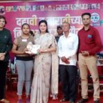 Navaneet Kaur Instagram - युवा स्वाभिमान पार्टीच्या वतीने चांदूर बाजार तालुक्यातील 10वी /12वी स्पर्धा परीक्षा च्या 2728 गुणवंत विद्यार्थ्यांचा सत्कार संपन्न, गुणवंत विद्यार्थी,पालक व गुरूजणांना स्मृतिचिन्ह,सन्मानपत्र प्रदान करून गौरविण्यात आले,संपूर्ण अमरावती जिल्ह्यातील 400 गुणवंत विद्यार्थ्यांना स्वखर्चाने देशाची राजधानी दिल्ली नेवून नवीन संसद भवन(सेंट्रल विस्टा),राष्ट्रपती भवन व इतर ऐतिहासिक स्थळे दाखवणार चांदूर बाजार येथील गो.सी.टोम्पे महाविद्यालयातील सभागृहात या भव्य दिव्य कार्यक्रमाचे आयोजन करण्यात आले.यावेळी मंचावर तहसीलदार गीतांजली घा,श्री हरकुट काका,पानसे काका,भास्करदादा टोम्पे,ठाणेदार श्री बोंडे साहेब,पोलिस उपनिरीक्षक श्रीमती राऊत मॅडम,विजयभाउ टोम्पे,युवा स्वाभिमान जिल्हाध्यक्ष जितु दुधाने,भाजपा तालुकाध्यक्ष मुरलीधर माकोडे,माजी जीप सदस्य प्रवीण तायडे,माजी नगरसेवक गोपाल तिरमारे,नंदकुमार बंड,मंदाताई पावडे,मनीष नांगलिया,अतुल रघुवंशी,प्राचार्य रामटेके सर, टीक्कुभाऊ अहिर,युवा स्वाभिमान तालुकाध्यक्ष पवन बैस,श्री चरपे काका आदी उपस्थित होते