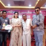 Navaneet Kaur Instagram - युवा स्वाभिमान पार्टीच्या वतीने चांदूर बाजार तालुक्यातील 10वी /12वी स्पर्धा परीक्षा च्या 2728 गुणवंत विद्यार्थ्यांचा सत्कार संपन्न, गुणवंत विद्यार्थी,पालक व गुरूजणांना स्मृतिचिन्ह,सन्मानपत्र प्रदान करून गौरविण्यात आले,संपूर्ण अमरावती जिल्ह्यातील 400 गुणवंत विद्यार्थ्यांना स्वखर्चाने देशाची राजधानी दिल्ली नेवून नवीन संसद भवन(सेंट्रल विस्टा),राष्ट्रपती भवन व इतर ऐतिहासिक स्थळे दाखवणार चांदूर बाजार येथील गो.सी.टोम्पे महाविद्यालयातील सभागृहात या भव्य दिव्य कार्यक्रमाचे आयोजन करण्यात आले.यावेळी मंचावर तहसीलदार गीतांजली घा,श्री हरकुट काका,पानसे काका,भास्करदादा टोम्पे,ठाणेदार श्री बोंडे साहेब,पोलिस उपनिरीक्षक श्रीमती राऊत मॅडम,विजयभाउ टोम्पे,युवा स्वाभिमान जिल्हाध्यक्ष जितु दुधाने,भाजपा तालुकाध्यक्ष मुरलीधर माकोडे,माजी जीप सदस्य प्रवीण तायडे,माजी नगरसेवक गोपाल तिरमारे,नंदकुमार बंड,मंदाताई पावडे,मनीष नांगलिया,अतुल रघुवंशी,प्राचार्य रामटेके सर, टीक्कुभाऊ अहिर,युवा स्वाभिमान तालुकाध्यक्ष पवन बैस,श्री चरपे काका आदी उपस्थित होते