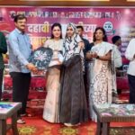 Navaneet Kaur Instagram - युवा स्वाभिमान पार्टीच्या वतीने चांदूर बाजार तालुक्यातील 10वी /12वी स्पर्धा परीक्षा च्या 2728 गुणवंत विद्यार्थ्यांचा सत्कार संपन्न, गुणवंत विद्यार्थी,पालक व गुरूजणांना स्मृतिचिन्ह,सन्मानपत्र प्रदान करून गौरविण्यात आले,संपूर्ण अमरावती जिल्ह्यातील 400 गुणवंत विद्यार्थ्यांना स्वखर्चाने देशाची राजधानी दिल्ली नेवून नवीन संसद भवन(सेंट्रल विस्टा),राष्ट्रपती भवन व इतर ऐतिहासिक स्थळे दाखवणार चांदूर बाजार येथील गो.सी.टोम्पे महाविद्यालयातील सभागृहात या भव्य दिव्य कार्यक्रमाचे आयोजन करण्यात आले.यावेळी मंचावर तहसीलदार गीतांजली घा,श्री हरकुट काका,पानसे काका,भास्करदादा टोम्पे,ठाणेदार श्री बोंडे साहेब,पोलिस उपनिरीक्षक श्रीमती राऊत मॅडम,विजयभाउ टोम्पे,युवा स्वाभिमान जिल्हाध्यक्ष जितु दुधाने,भाजपा तालुकाध्यक्ष मुरलीधर माकोडे,माजी जीप सदस्य प्रवीण तायडे,माजी नगरसेवक गोपाल तिरमारे,नंदकुमार बंड,मंदाताई पावडे,मनीष नांगलिया,अतुल रघुवंशी,प्राचार्य रामटेके सर, टीक्कुभाऊ अहिर,युवा स्वाभिमान तालुकाध्यक्ष पवन बैस,श्री चरपे काका आदी उपस्थित होते