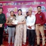 Navaneet Kaur Instagram - युवा स्वाभिमान पार्टीच्या वतीने चांदूर बाजार तालुक्यातील 10वी /12वी स्पर्धा परीक्षा च्या 2728 गुणवंत विद्यार्थ्यांचा सत्कार संपन्न, गुणवंत विद्यार्थी,पालक व गुरूजणांना स्मृतिचिन्ह,सन्मानपत्र प्रदान करून गौरविण्यात आले,संपूर्ण अमरावती जिल्ह्यातील 400 गुणवंत विद्यार्थ्यांना स्वखर्चाने देशाची राजधानी दिल्ली नेवून नवीन संसद भवन(सेंट्रल विस्टा),राष्ट्रपती भवन व इतर ऐतिहासिक स्थळे दाखवणार चांदूर बाजार येथील गो.सी.टोम्पे महाविद्यालयातील सभागृहात या भव्य दिव्य कार्यक्रमाचे आयोजन करण्यात आले.यावेळी मंचावर तहसीलदार गीतांजली घा,श्री हरकुट काका,पानसे काका,भास्करदादा टोम्पे,ठाणेदार श्री बोंडे साहेब,पोलिस उपनिरीक्षक श्रीमती राऊत मॅडम,विजयभाउ टोम्पे,युवा स्वाभिमान जिल्हाध्यक्ष जितु दुधाने,भाजपा तालुकाध्यक्ष मुरलीधर माकोडे,माजी जीप सदस्य प्रवीण तायडे,माजी नगरसेवक गोपाल तिरमारे,नंदकुमार बंड,मंदाताई पावडे,मनीष नांगलिया,अतुल रघुवंशी,प्राचार्य रामटेके सर, टीक्कुभाऊ अहिर,युवा स्वाभिमान तालुकाध्यक्ष पवन बैस,श्री चरपे काका आदी उपस्थित होते