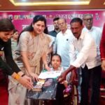 Navaneet Kaur Instagram - युवा स्वाभिमान पार्टीच्या वतीने चांदूर बाजार तालुक्यातील 10वी /12वी स्पर्धा परीक्षा च्या 2728 गुणवंत विद्यार्थ्यांचा सत्कार संपन्न, गुणवंत विद्यार्थी,पालक व गुरूजणांना स्मृतिचिन्ह,सन्मानपत्र प्रदान करून गौरविण्यात आले,संपूर्ण अमरावती जिल्ह्यातील 400 गुणवंत विद्यार्थ्यांना स्वखर्चाने देशाची राजधानी दिल्ली नेवून नवीन संसद भवन(सेंट्रल विस्टा),राष्ट्रपती भवन व इतर ऐतिहासिक स्थळे दाखवणार चांदूर बाजार येथील गो.सी.टोम्पे महाविद्यालयातील सभागृहात या भव्य दिव्य कार्यक्रमाचे आयोजन करण्यात आले.यावेळी मंचावर तहसीलदार गीतांजली घा,श्री हरकुट काका,पानसे काका,भास्करदादा टोम्पे,ठाणेदार श्री बोंडे साहेब,पोलिस उपनिरीक्षक श्रीमती राऊत मॅडम,विजयभाउ टोम्पे,युवा स्वाभिमान जिल्हाध्यक्ष जितु दुधाने,भाजपा तालुकाध्यक्ष मुरलीधर माकोडे,माजी जीप सदस्य प्रवीण तायडे,माजी नगरसेवक गोपाल तिरमारे,नंदकुमार बंड,मंदाताई पावडे,मनीष नांगलिया,अतुल रघुवंशी,प्राचार्य रामटेके सर, टीक्कुभाऊ अहिर,युवा स्वाभिमान तालुकाध्यक्ष पवन बैस,श्री चरपे काका आदी उपस्थित होते