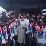Navaneet Kaur Instagram - अंजनगाव सर्जी तालुक्यातील विविध पक्षातील शेकडो युवकांचा युवा स्वाभिमान पार्टीत प्रवेश,गंगा सावित्री निवासस्थानी केले या सर्व युवकांचे स्वागत, विकासकामांचा झंझावात व सर्वांना समान न्याय देण्याची पद्धत आणि प्रत्येकाशी आपुलकीने वागण्याचा स्वभाव याने प्रभावित होवून जिल्ह्याच्या विकासाचा दृष्टिकोन बाळगणारे शेकडो तरुण आज युवा स्वाभिमान पार्टी मध्ये दाखल,यापुढे यांच्या नेतृत्वात समाजहिताची कामे करण्याचा तरुणांचा निर्धार