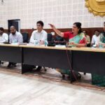 Navaneet Kaur Instagram - जिल्हा नियोजन भवन जिल्हाधिकारी कार्यालय येथे विभागीय आयुक्त निधि पाण्डेय व जिल्हाधिकारी अविशांत पांडा यांच्या प्रमुख उपस्थितीमध्ये जिल्ह्याचे आढावा बैठक घेतली. त्यामध्ये रुंमोचान आराखडा, सिद्धपूर मराठी भाषा विद्यापीठ, अमरावती मेडिकल कॉलेज, बेलोरा विमानतळ, भीम टेकडी विकास आराखडा,नांदगाव प्रेस टेक्स्टाईल पार्क , माधान गुलाबराव महाराज आराखडा,दिव्यांगांच्या मानधनात झालेला वाढ , जिल्ह्यातील रस्ते , भातकुली तालुक्याचे ठिकाणी तहसील कार्यालय व कार्यालय ईमारत स्थापन करणे, चिखलदरा स्कायवॉक, व सिडको विकास आराखडा, हनुमान व्यायाम संस्थेला क्रीडा विद्यापीठ दर्जा, शेंडगाव संत गाडगेबाबा कृती विकास आराखडा , महात्मा ज्योतिराव फुले आरोग्य योजना .पर्यटन विकास, माता रुक्मिणी कौंड्न्यपूर विकास आराखडा, प्रधानमंत्री ग्राम सडक योजना, मेळघाट येथे चिखलदारा विकास आराखडा,गुरुकुंज मोझरी आराखडा, रमाई आंबेडकर व इतर घरकुल योजना ,हर घर नाल योजना , जलजिवन मिशन,वन विभागाचे विकास कामे , गनोजा देवी येथील गंगा पूरसंरक्षक भिंती येथील गावात रोसेमिने बांधकाम करणे प्रकल्प भारतीय जनसंचार संस्थान इमारत बांधकाम इत्यादी कामाचा आढावा घेतला या बैठकीला विभागीय आयुक्त निधी पांडे जिल्हाधिकारी तथा मुख्य कार्यकारी अधिकारी अविशांत फंडा आयुक्त मनपा देविदास पवार उपायुक्त नियोजन जोशी प्रकल्प अधिकारी सावन कुमार अधीक्षक अभियंता गिरासे महाराष्ट्र जीवन प्राधिकरण चे सोळंके ,उपजिल्हाधिकारी लंके, भोसले, अनिल भटकर, जिल्हा जिल्हाधिकारी मस्के ,उपविभागीय अधिकारी नितीन व्यवहारे ,जिल्हा अधीक्षक कृषी अधिकारी सातपुते, खरचान, जिल्हा शल्यचिकित्सक, जिल्हा आरोग्य अधिकारी बनसोड, कार्यकारी अभियंता देशमुख, कार्यकारी अभियंता जिल्हा परिषद गायकवाड, कार्यकारी अभियंता सार्वजनिक बांधकाम विभाग मेहत्रे, प्रधानमंत्री ग्राम सडक योजना चे देशमुख ,आदी अधिकारी उपस्थित होते या बैठकीमध्ये सर्वच कामे तातडीने मार्गी लागण्यासाठी विभागीय आयुक्त निधि पाण्डेय यांनी सर्व कार्यकारी यंत्रणेच्या विभाग प्रमुखांना तातडीने कामे सुरू करून अहवाल देण्यासंबंधी बैठकीत उपस्थित असलेल्या अधिकाऱ्याना दीले.