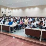 Navaneet Kaur Instagram - जिल्हा नियोजन भवन जिल्हाधिकारी कार्यालय येथे विभागीय आयुक्त निधि पाण्डेय व जिल्हाधिकारी अविशांत पांडा यांच्या प्रमुख उपस्थितीमध्ये जिल्ह्याचे आढावा बैठक घेतली. त्यामध्ये रुंमोचान आराखडा, सिद्धपूर मराठी भाषा विद्यापीठ, अमरावती मेडिकल कॉलेज, बेलोरा विमानतळ, भीम टेकडी विकास आराखडा,नांदगाव प्रेस टेक्स्टाईल पार्क , माधान गुलाबराव महाराज आराखडा,दिव्यांगांच्या मानधनात झालेला वाढ , जिल्ह्यातील रस्ते , भातकुली तालुक्याचे ठिकाणी तहसील कार्यालय व कार्यालय ईमारत स्थापन करणे, चिखलदरा स्कायवॉक, व सिडको विकास आराखडा, हनुमान व्यायाम संस्थेला क्रीडा विद्यापीठ दर्जा, शेंडगाव संत गाडगेबाबा कृती विकास आराखडा , महात्मा ज्योतिराव फुले आरोग्य योजना .पर्यटन विकास, माता रुक्मिणी कौंड्न्यपूर विकास आराखडा, प्रधानमंत्री ग्राम सडक योजना, मेळघाट येथे चिखलदारा विकास आराखडा,गुरुकुंज मोझरी आराखडा, रमाई आंबेडकर व इतर घरकुल योजना ,हर घर नाल योजना , जलजिवन मिशन,वन विभागाचे विकास कामे , गनोजा देवी येथील गंगा पूरसंरक्षक भिंती येथील गावात रोसेमिने बांधकाम करणे प्रकल्प भारतीय जनसंचार संस्थान इमारत बांधकाम इत्यादी कामाचा आढावा घेतला या बैठकीला विभागीय आयुक्त निधी पांडे जिल्हाधिकारी तथा मुख्य कार्यकारी अधिकारी अविशांत फंडा आयुक्त मनपा देविदास पवार उपायुक्त नियोजन जोशी प्रकल्प अधिकारी सावन कुमार अधीक्षक अभियंता गिरासे महाराष्ट्र जीवन प्राधिकरण चे सोळंके ,उपजिल्हाधिकारी लंके, भोसले, अनिल भटकर, जिल्हा जिल्हाधिकारी मस्के ,उपविभागीय अधिकारी नितीन व्यवहारे ,जिल्हा अधीक्षक कृषी अधिकारी सातपुते, खरचान, जिल्हा शल्यचिकित्सक, जिल्हा आरोग्य अधिकारी बनसोड, कार्यकारी अभियंता देशमुख, कार्यकारी अभियंता जिल्हा परिषद गायकवाड, कार्यकारी अभियंता सार्वजनिक बांधकाम विभाग मेहत्रे, प्रधानमंत्री ग्राम सडक योजना चे देशमुख ,आदी अधिकारी उपस्थित होते या बैठकीमध्ये सर्वच कामे तातडीने मार्गी लागण्यासाठी विभागीय आयुक्त निधि पाण्डेय यांनी सर्व कार्यकारी यंत्रणेच्या विभाग प्रमुखांना तातडीने कामे सुरू करून अहवाल देण्यासंबंधी बैठकीत उपस्थित असलेल्या अधिकाऱ्याना दीले.