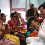 Navaneet Kaur Instagram - टाळमृदुंग वाजवीत जय हरी विठ्ठल च्या जयघोषात हजारो वारकरी विशेष रेल्वे ने पंढरपूर रवाना,वारकऱ्या समवेत टाळ वाजवून केले भजन व दिल्या मंगलमय शुभेच्छा प्रभू विठ्ठलाच्या दर्शनाची आस_सुखाचा होवो आपला प्रवास,आषाढी एकादशी निम्मित पंढरपूर जाणाऱ्या वारकऱ्यांसाठी दुसरी विशेष रेल्वे झेंडी दाखवून रवाना,स्थानिक अमरावती मॉडेल रेल्वे स्थानकावर भरला वारकऱ्यांचा मेळा,जय हरी विठ्ठल,पांडुरंग हरी च्या गजरात हजारो भाविक आषाढी एकादशी साठी पंढरपूर आनंदाने रवाना रेल्वे स्थानकावर युवा स्वाभिमान पार्टी च्या वतीने वारकरी भाविकांसाठी साबुदाणा खिचडी, केळी व पाणी बॉटल वाटप