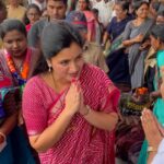 Navaneet Kaur Instagram – प्रभू विठ्ठलाच्या दर्शनाची आस_सुखाचा होवो आपला प्रवास,आषाढी एकादशी निम्मित पंढरपूर जाणाऱ्या वारकऱ्यांसाठी  विशेष रेल्वे झेंडी दाखवून रवाना,स्थानिक अमरावती मॉडेल रेल्वे स्थानकावर भरला वारकऱ्यांचा मेळा,जय हरी विठ्ठल,पांडुरंग हरी च्या गजरात हजारो भाविक पंढरपूर साठी रवाना
रेल्वे स्थानकावर युवा स्वाभिमान पार्टी च्या वतीने वारकरी भाविकांसाठी साबुदाणा खिचडी, केळी व पाणी बॉटल वाटप
या रेल्वे गाडीत 11 स्लीपर,2 ac टू टायर, 2 ac 3 टायर आणि 4 जनरल असे डब्बे असून या गाडीत हजारो प्रवासी आज दुपारी या गाडीने पंढरपूर रवाना झाले
 प्रत्येक वारकरी बंधू भगिनींची आस्थेने विचारपूस करून,प्रत्येक वारकऱ्यांच्या चरणी स्पर्श केला,येणारा हंगाम हा शेतकऱ्यांना सुख समृध्दी व भरभराटीचा जावो अशी प्रार्थना आपल्या वतीने विट्ठलाचरणी करण्याची विनंती केली,आपला धर्म हाच आपला श्वास असून,धर्मरक्षण व धर्मप्रसारासाठी आपण सदैव कटिबध्द असल्याचे प्रतिपादन केले
यावेळी इंजिन चालक  बी के पाल, एएलपी वाय एस लंगोटे,गार्ड अजित कुमार यांचा शाल,श्रीफळ व हार घालून सत्कार केला
यावेळी स्टेशन मास्टर श्री लोहकरे,सीसीआय श्री डी के मीना, स्वास्थ निरीक्षक अरविंद गुप्ता,संजय वर्मा,एस पी कुऱ्हाडे,राहुल जांगडे, यांच्यासह युवा स्वाभिमान जिल्हाध्यक्ष जितु दुधाने,झेड आर यू सी सी सदस्य श्री अजय जयस्वाल,आफताब भाई,महिला शहर अध्यक्ष सुमती ढोके,आशिष गावंडे,नितीन बोरकर,सचिन भेंडे,अविनाश काळे,पराग चिमोटे,विनोद गुहे,साक्षी उमक, उषा प्रधान,कांचन कडू,वनिता तंतरपाले,निता खडसे,प्रतिभा महाजन,सारिका अवघड,पल्लवी गोस्वामी,नंदा सावदे,बाळासाहेब इंगोले, शहजादभाई.,वैभव वानखडे,जयंत देशमुख,सूरज मिश्रा,खूष उपाध्याय,राहुल काळे,सचिन सोनोणे,मंगेश कोकाटे,वर्षाताई पकडे,खुशाल गोंडाने, खूरसूडे ताई,राजेश दातखोरे,दीपक जलतारे,आनंद पाठक, जयंत देशमुख, उषा प्रधान, माला खुळसुळे, महेश किल्लेकर, नंदा सावदे, संजय गायकवाड, अनुप खडसे, आदी उपस्थित होते