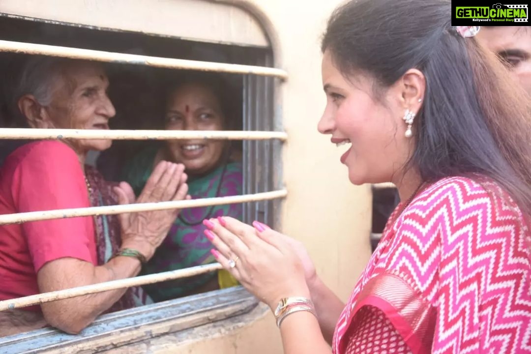 Navaneet Kaur Instagram - प्रभू विठ्ठलाच्या दर्शनाची आस_सुखाचा होवो आपला प्रवास,आषाढी एकादशी निम्मित पंढरपूर जाणाऱ्या वारकऱ्यांसाठी विशेष रेल्वे झेंडी दाखवून रवाना,स्थानिक अमरावती मॉडेल रेल्वे स्थानकावर भरला वारकऱ्यांचा मेळा,जय हरी विठ्ठल,पांडुरंग हरी च्या गजरात हजारो भाविक पंढरपूर साठी रवाना रेल्वे स्थानकावर युवा स्वाभिमान पार्टी च्या वतीने वारकरी भाविकांसाठी साबुदाणा खिचडी, केळी व पाणी बॉटल वाटप या रेल्वे गाडीत 11 स्लीपर,2 ac टू टायर, 2 ac 3 टायर आणि 4 जनरल असे डब्बे असून या गाडीत हजारो प्रवासी आज दुपारी या गाडीने पंढरपूर रवाना झाले प्रत्येक वारकरी बंधू भगिनींची आस्थेने विचारपूस करून,प्रत्येक वारकऱ्यांच्या चरणी स्पर्श केला,येणारा हंगाम हा शेतकऱ्यांना सुख समृध्दी व भरभराटीचा जावो अशी प्रार्थना आपल्या वतीने विट्ठलाचरणी करण्याची विनंती केली,आपला धर्म हाच आपला श्वास असून,धर्मरक्षण व धर्मप्रसारासाठी आपण सदैव कटिबध्द असल्याचे प्रतिपादन केले यावेळी इंजिन चालक बी के पाल, एएलपी वाय एस लंगोटे,गार्ड अजित कुमार यांचा शाल,श्रीफळ व हार घालून सत्कार केला यावेळी स्टेशन मास्टर श्री लोहकरे,सीसीआय श्री डी के मीना, स्वास्थ निरीक्षक अरविंद गुप्ता,संजय वर्मा,एस पी कुऱ्हाडे,राहुल जांगडे, यांच्यासह युवा स्वाभिमान जिल्हाध्यक्ष जितु दुधाने,झेड आर यू सी सी सदस्य श्री अजय जयस्वाल,आफताब भाई,महिला शहर अध्यक्ष सुमती ढोके,आशिष गावंडे,नितीन बोरकर,सचिन भेंडे,अविनाश काळे,पराग चिमोटे,विनोद गुहे,साक्षी उमक, उषा प्रधान,कांचन कडू,वनिता तंतरपाले,निता खडसे,प्रतिभा महाजन,सारिका अवघड,पल्लवी गोस्वामी,नंदा सावदे,बाळासाहेब इंगोले, शहजादभाई.,वैभव वानखडे,जयंत देशमुख,सूरज मिश्रा,खूष उपाध्याय,राहुल काळे,सचिन सोनोणे,मंगेश कोकाटे,वर्षाताई पकडे,खुशाल गोंडाने, खूरसूडे ताई,राजेश दातखोरे,दीपक जलतारे,आनंद पाठक, जयंत देशमुख, उषा प्रधान, माला खुळसुळे, महेश किल्लेकर, नंदा सावदे, संजय गायकवाड, अनुप खडसे, आदी उपस्थित होते