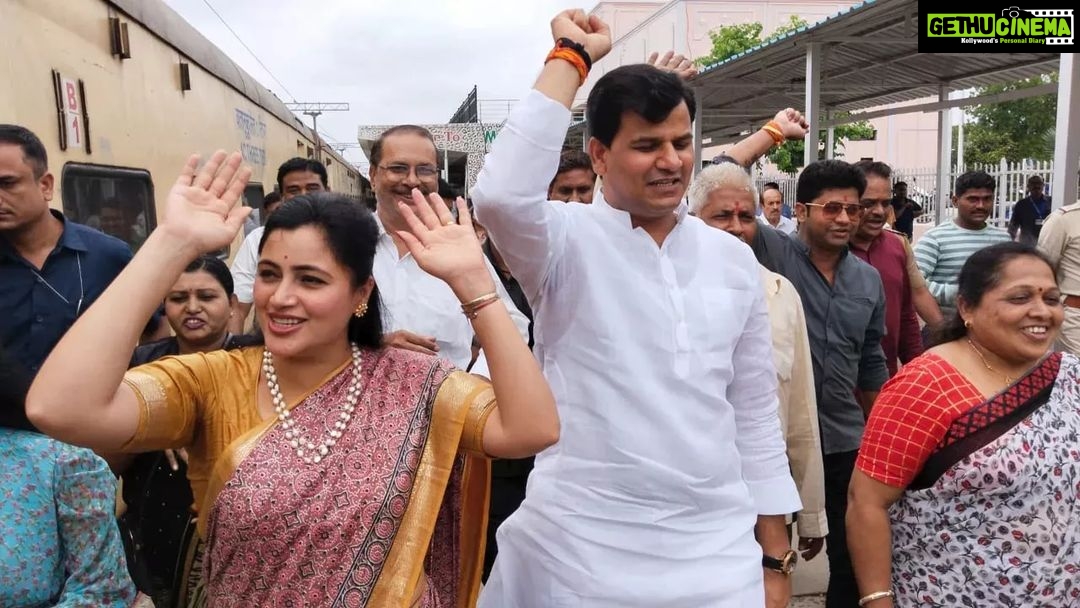 Navaneet Kaur Instagram - टाळमृदुंग वाजवीत जय हरी विठ्ठल च्या जयघोषात हजारो वारकरी विशेष रेल्वे ने पंढरपूर रवाना,वारकऱ्या समवेत टाळ वाजवून केले भजन व दिल्या मंगलमय शुभेच्छा प्रभू विठ्ठलाच्या दर्शनाची आस_सुखाचा होवो आपला प्रवास,आषाढी एकादशी निम्मित पंढरपूर जाणाऱ्या वारकऱ्यांसाठी दुसरी विशेष रेल्वे झेंडी दाखवून रवाना,स्थानिक अमरावती मॉडेल रेल्वे स्थानकावर भरला वारकऱ्यांचा मेळा,जय हरी विठ्ठल,पांडुरंग हरी च्या गजरात हजारो भाविक आषाढी एकादशी साठी पंढरपूर आनंदाने रवाना रेल्वे स्थानकावर युवा स्वाभिमान पार्टी च्या वतीने वारकरी भाविकांसाठी साबुदाणा खिचडी, केळी व पाणी बॉटल वाटप