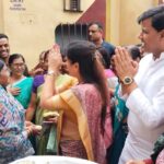 Navaneet Kaur Instagram - टाळमृदुंग वाजवीत जय हरी विठ्ठल च्या जयघोषात हजारो वारकरी विशेष रेल्वे ने पंढरपूर रवाना,वारकऱ्या समवेत टाळ वाजवून केले भजन व दिल्या मंगलमय शुभेच्छा प्रभू विठ्ठलाच्या दर्शनाची आस_सुखाचा होवो आपला प्रवास,आषाढी एकादशी निम्मित पंढरपूर जाणाऱ्या वारकऱ्यांसाठी दुसरी विशेष रेल्वे झेंडी दाखवून रवाना,स्थानिक अमरावती मॉडेल रेल्वे स्थानकावर भरला वारकऱ्यांचा मेळा,जय हरी विठ्ठल,पांडुरंग हरी च्या गजरात हजारो भाविक आषाढी एकादशी साठी पंढरपूर आनंदाने रवाना रेल्वे स्थानकावर युवा स्वाभिमान पार्टी च्या वतीने वारकरी भाविकांसाठी साबुदाणा खिचडी, केळी व पाणी बॉटल वाटप