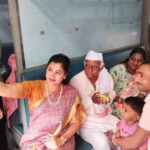 Navaneet Kaur Instagram - टाळमृदुंग वाजवीत जय हरी विठ्ठल च्या जयघोषात हजारो वारकरी विशेष रेल्वे ने पंढरपूर रवाना,वारकऱ्या समवेत टाळ वाजवून केले भजन व दिल्या मंगलमय शुभेच्छा प्रभू विठ्ठलाच्या दर्शनाची आस_सुखाचा होवो आपला प्रवास,आषाढी एकादशी निम्मित पंढरपूर जाणाऱ्या वारकऱ्यांसाठी दुसरी विशेष रेल्वे झेंडी दाखवून रवाना,स्थानिक अमरावती मॉडेल रेल्वे स्थानकावर भरला वारकऱ्यांचा मेळा,जय हरी विठ्ठल,पांडुरंग हरी च्या गजरात हजारो भाविक आषाढी एकादशी साठी पंढरपूर आनंदाने रवाना रेल्वे स्थानकावर युवा स्वाभिमान पार्टी च्या वतीने वारकरी भाविकांसाठी साबुदाणा खिचडी, केळी व पाणी बॉटल वाटप