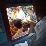 Navaneet Kaur Instagram - टाळमृदुंग वाजवीत जय हरी विठ्ठल च्या जयघोषात हजारो वारकरी विशेष रेल्वे ने पंढरपूर रवाना,वारकऱ्या समवेत टाळ वाजवून केले भजन व दिल्या मंगलमय शुभेच्छा प्रभू विठ्ठलाच्या दर्शनाची आस_सुखाचा होवो आपला प्रवास,आषाढी एकादशी निम्मित पंढरपूर जाणाऱ्या वारकऱ्यांसाठी दुसरी विशेष रेल्वे झेंडी दाखवून रवाना,स्थानिक अमरावती मॉडेल रेल्वे स्थानकावर भरला वारकऱ्यांचा मेळा,जय हरी विठ्ठल,पांडुरंग हरी च्या गजरात हजारो भाविक आषाढी एकादशी साठी पंढरपूर आनंदाने रवाना रेल्वे स्थानकावर युवा स्वाभिमान पार्टी च्या वतीने वारकरी भाविकांसाठी साबुदाणा खिचडी, केळी व पाणी बॉटल वाटप