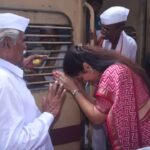 Navaneet Kaur Instagram - प्रभू विठ्ठलाच्या दर्शनाची आस_सुखाचा होवो आपला प्रवास,आषाढी एकादशी निम्मित पंढरपूर जाणाऱ्या वारकऱ्यांसाठी विशेष रेल्वे झेंडी दाखवून रवाना,स्थानिक अमरावती मॉडेल रेल्वे स्थानकावर भरला वारकऱ्यांचा मेळा,जय हरी विठ्ठल,पांडुरंग हरी च्या गजरात हजारो भाविक पंढरपूर साठी रवाना रेल्वे स्थानकावर युवा स्वाभिमान पार्टी च्या वतीने वारकरी भाविकांसाठी साबुदाणा खिचडी, केळी व पाणी बॉटल वाटप या रेल्वे गाडीत 11 स्लीपर,2 ac टू टायर, 2 ac 3 टायर आणि 4 जनरल असे डब्बे असून या गाडीत हजारो प्रवासी आज दुपारी या गाडीने पंढरपूर रवाना झाले प्रत्येक वारकरी बंधू भगिनींची आस्थेने विचारपूस करून,प्रत्येक वारकऱ्यांच्या चरणी स्पर्श केला,येणारा हंगाम हा शेतकऱ्यांना सुख समृध्दी व भरभराटीचा जावो अशी प्रार्थना आपल्या वतीने विट्ठलाचरणी करण्याची विनंती केली,आपला धर्म हाच आपला श्वास असून,धर्मरक्षण व धर्मप्रसारासाठी आपण सदैव कटिबध्द असल्याचे प्रतिपादन केले यावेळी इंजिन चालक बी के पाल, एएलपी वाय एस लंगोटे,गार्ड अजित कुमार यांचा शाल,श्रीफळ व हार घालून सत्कार केला यावेळी स्टेशन मास्टर श्री लोहकरे,सीसीआय श्री डी के मीना, स्वास्थ निरीक्षक अरविंद गुप्ता,संजय वर्मा,एस पी कुऱ्हाडे,राहुल जांगडे, यांच्यासह युवा स्वाभिमान जिल्हाध्यक्ष जितु दुधाने,झेड आर यू सी सी सदस्य श्री अजय जयस्वाल,आफताब भाई,महिला शहर अध्यक्ष सुमती ढोके,आशिष गावंडे,नितीन बोरकर,सचिन भेंडे,अविनाश काळे,पराग चिमोटे,विनोद गुहे,साक्षी उमक, उषा प्रधान,कांचन कडू,वनिता तंतरपाले,निता खडसे,प्रतिभा महाजन,सारिका अवघड,पल्लवी गोस्वामी,नंदा सावदे,बाळासाहेब इंगोले, शहजादभाई.,वैभव वानखडे,जयंत देशमुख,सूरज मिश्रा,खूष उपाध्याय,राहुल काळे,सचिन सोनोणे,मंगेश कोकाटे,वर्षाताई पकडे,खुशाल गोंडाने, खूरसूडे ताई,राजेश दातखोरे,दीपक जलतारे,आनंद पाठक, जयंत देशमुख, उषा प्रधान, माला खुळसुळे, महेश किल्लेकर, नंदा सावदे, संजय गायकवाड, अनुप खडसे, आदी उपस्थित होते