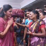 Navaneet Kaur Instagram - प्रभू विठ्ठलाच्या दर्शनाची आस_सुखाचा होवो आपला प्रवास,आषाढी एकादशी निम्मित पंढरपूर जाणाऱ्या वारकऱ्यांसाठी विशेष रेल्वे झेंडी दाखवून रवाना,स्थानिक अमरावती मॉडेल रेल्वे स्थानकावर भरला वारकऱ्यांचा मेळा,जय हरी विठ्ठल,पांडुरंग हरी च्या गजरात हजारो भाविक पंढरपूर साठी रवाना रेल्वे स्थानकावर युवा स्वाभिमान पार्टी च्या वतीने वारकरी भाविकांसाठी साबुदाणा खिचडी, केळी व पाणी बॉटल वाटप या रेल्वे गाडीत 11 स्लीपर,2 ac टू टायर, 2 ac 3 टायर आणि 4 जनरल असे डब्बे असून या गाडीत हजारो प्रवासी आज दुपारी या गाडीने पंढरपूर रवाना झाले प्रत्येक वारकरी बंधू भगिनींची आस्थेने विचारपूस करून,प्रत्येक वारकऱ्यांच्या चरणी स्पर्श केला,येणारा हंगाम हा शेतकऱ्यांना सुख समृध्दी व भरभराटीचा जावो अशी प्रार्थना आपल्या वतीने विट्ठलाचरणी करण्याची विनंती केली,आपला धर्म हाच आपला श्वास असून,धर्मरक्षण व धर्मप्रसारासाठी आपण सदैव कटिबध्द असल्याचे प्रतिपादन केले यावेळी इंजिन चालक बी के पाल, एएलपी वाय एस लंगोटे,गार्ड अजित कुमार यांचा शाल,श्रीफळ व हार घालून सत्कार केला यावेळी स्टेशन मास्टर श्री लोहकरे,सीसीआय श्री डी के मीना, स्वास्थ निरीक्षक अरविंद गुप्ता,संजय वर्मा,एस पी कुऱ्हाडे,राहुल जांगडे, यांच्यासह युवा स्वाभिमान जिल्हाध्यक्ष जितु दुधाने,झेड आर यू सी सी सदस्य श्री अजय जयस्वाल,आफताब भाई,महिला शहर अध्यक्ष सुमती ढोके,आशिष गावंडे,नितीन बोरकर,सचिन भेंडे,अविनाश काळे,पराग चिमोटे,विनोद गुहे,साक्षी उमक, उषा प्रधान,कांचन कडू,वनिता तंतरपाले,निता खडसे,प्रतिभा महाजन,सारिका अवघड,पल्लवी गोस्वामी,नंदा सावदे,बाळासाहेब इंगोले, शहजादभाई.,वैभव वानखडे,जयंत देशमुख,सूरज मिश्रा,खूष उपाध्याय,राहुल काळे,सचिन सोनोणे,मंगेश कोकाटे,वर्षाताई पकडे,खुशाल गोंडाने, खूरसूडे ताई,राजेश दातखोरे,दीपक जलतारे,आनंद पाठक, जयंत देशमुख, उषा प्रधान, माला खुळसुळे, महेश किल्लेकर, नंदा सावदे, संजय गायकवाड, अनुप खडसे, आदी उपस्थित होते