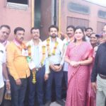 Navaneet Kaur Instagram - प्रभू विठ्ठलाच्या दर्शनाची आस_सुखाचा होवो आपला प्रवास,आषाढी एकादशी निम्मित पंढरपूर जाणाऱ्या वारकऱ्यांसाठी विशेष रेल्वे झेंडी दाखवून रवाना,स्थानिक अमरावती मॉडेल रेल्वे स्थानकावर भरला वारकऱ्यांचा मेळा,जय हरी विठ्ठल,पांडुरंग हरी च्या गजरात हजारो भाविक पंढरपूर साठी रवाना रेल्वे स्थानकावर युवा स्वाभिमान पार्टी च्या वतीने वारकरी भाविकांसाठी साबुदाणा खिचडी, केळी व पाणी बॉटल वाटप या रेल्वे गाडीत 11 स्लीपर,2 ac टू टायर, 2 ac 3 टायर आणि 4 जनरल असे डब्बे असून या गाडीत हजारो प्रवासी आज दुपारी या गाडीने पंढरपूर रवाना झाले प्रत्येक वारकरी बंधू भगिनींची आस्थेने विचारपूस करून,प्रत्येक वारकऱ्यांच्या चरणी स्पर्श केला,येणारा हंगाम हा शेतकऱ्यांना सुख समृध्दी व भरभराटीचा जावो अशी प्रार्थना आपल्या वतीने विट्ठलाचरणी करण्याची विनंती केली,आपला धर्म हाच आपला श्वास असून,धर्मरक्षण व धर्मप्रसारासाठी आपण सदैव कटिबध्द असल्याचे प्रतिपादन केले यावेळी इंजिन चालक बी के पाल, एएलपी वाय एस लंगोटे,गार्ड अजित कुमार यांचा शाल,श्रीफळ व हार घालून सत्कार केला यावेळी स्टेशन मास्टर श्री लोहकरे,सीसीआय श्री डी के मीना, स्वास्थ निरीक्षक अरविंद गुप्ता,संजय वर्मा,एस पी कुऱ्हाडे,राहुल जांगडे, यांच्यासह युवा स्वाभिमान जिल्हाध्यक्ष जितु दुधाने,झेड आर यू सी सी सदस्य श्री अजय जयस्वाल,आफताब भाई,महिला शहर अध्यक्ष सुमती ढोके,आशिष गावंडे,नितीन बोरकर,सचिन भेंडे,अविनाश काळे,पराग चिमोटे,विनोद गुहे,साक्षी उमक, उषा प्रधान,कांचन कडू,वनिता तंतरपाले,निता खडसे,प्रतिभा महाजन,सारिका अवघड,पल्लवी गोस्वामी,नंदा सावदे,बाळासाहेब इंगोले, शहजादभाई.,वैभव वानखडे,जयंत देशमुख,सूरज मिश्रा,खूष उपाध्याय,राहुल काळे,सचिन सोनोणे,मंगेश कोकाटे,वर्षाताई पकडे,खुशाल गोंडाने, खूरसूडे ताई,राजेश दातखोरे,दीपक जलतारे,आनंद पाठक, जयंत देशमुख, उषा प्रधान, माला खुळसुळे, महेश किल्लेकर, नंदा सावदे, संजय गायकवाड, अनुप खडसे, आदी उपस्थित होते