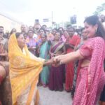 Navaneet Kaur Instagram - प्रभू विठ्ठलाच्या दर्शनाची आस_सुखाचा होवो आपला प्रवास,आषाढी एकादशी निम्मित पंढरपूर जाणाऱ्या वारकऱ्यांसाठी विशेष रेल्वे झेंडी दाखवून रवाना,स्थानिक अमरावती मॉडेल रेल्वे स्थानकावर भरला वारकऱ्यांचा मेळा,जय हरी विठ्ठल,पांडुरंग हरी च्या गजरात हजारो भाविक पंढरपूर साठी रवाना रेल्वे स्थानकावर युवा स्वाभिमान पार्टी च्या वतीने वारकरी भाविकांसाठी साबुदाणा खिचडी, केळी व पाणी बॉटल वाटप या रेल्वे गाडीत 11 स्लीपर,2 ac टू टायर, 2 ac 3 टायर आणि 4 जनरल असे डब्बे असून या गाडीत हजारो प्रवासी आज दुपारी या गाडीने पंढरपूर रवाना झाले प्रत्येक वारकरी बंधू भगिनींची आस्थेने विचारपूस करून,प्रत्येक वारकऱ्यांच्या चरणी स्पर्श केला,येणारा हंगाम हा शेतकऱ्यांना सुख समृध्दी व भरभराटीचा जावो अशी प्रार्थना आपल्या वतीने विट्ठलाचरणी करण्याची विनंती केली,आपला धर्म हाच आपला श्वास असून,धर्मरक्षण व धर्मप्रसारासाठी आपण सदैव कटिबध्द असल्याचे प्रतिपादन केले यावेळी इंजिन चालक बी के पाल, एएलपी वाय एस लंगोटे,गार्ड अजित कुमार यांचा शाल,श्रीफळ व हार घालून सत्कार केला यावेळी स्टेशन मास्टर श्री लोहकरे,सीसीआय श्री डी के मीना, स्वास्थ निरीक्षक अरविंद गुप्ता,संजय वर्मा,एस पी कुऱ्हाडे,राहुल जांगडे, यांच्यासह युवा स्वाभिमान जिल्हाध्यक्ष जितु दुधाने,झेड आर यू सी सी सदस्य श्री अजय जयस्वाल,आफताब भाई,महिला शहर अध्यक्ष सुमती ढोके,आशिष गावंडे,नितीन बोरकर,सचिन भेंडे,अविनाश काळे,पराग चिमोटे,विनोद गुहे,साक्षी उमक, उषा प्रधान,कांचन कडू,वनिता तंतरपाले,निता खडसे,प्रतिभा महाजन,सारिका अवघड,पल्लवी गोस्वामी,नंदा सावदे,बाळासाहेब इंगोले, शहजादभाई.,वैभव वानखडे,जयंत देशमुख,सूरज मिश्रा,खूष उपाध्याय,राहुल काळे,सचिन सोनोणे,मंगेश कोकाटे,वर्षाताई पकडे,खुशाल गोंडाने, खूरसूडे ताई,राजेश दातखोरे,दीपक जलतारे,आनंद पाठक, जयंत देशमुख, उषा प्रधान, माला खुळसुळे, महेश किल्लेकर, नंदा सावदे, संजय गायकवाड, अनुप खडसे, आदी उपस्थित होते