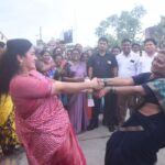 Navaneet Kaur Instagram - प्रभू विठ्ठलाच्या दर्शनाची आस_सुखाचा होवो आपला प्रवास,आषाढी एकादशी निम्मित पंढरपूर जाणाऱ्या वारकऱ्यांसाठी विशेष रेल्वे झेंडी दाखवून रवाना,स्थानिक अमरावती मॉडेल रेल्वे स्थानकावर भरला वारकऱ्यांचा मेळा,जय हरी विठ्ठल,पांडुरंग हरी च्या गजरात हजारो भाविक पंढरपूर साठी रवाना रेल्वे स्थानकावर युवा स्वाभिमान पार्टी च्या वतीने वारकरी भाविकांसाठी साबुदाणा खिचडी, केळी व पाणी बॉटल वाटप या रेल्वे गाडीत 11 स्लीपर,2 ac टू टायर, 2 ac 3 टायर आणि 4 जनरल असे डब्बे असून या गाडीत हजारो प्रवासी आज दुपारी या गाडीने पंढरपूर रवाना झाले प्रत्येक वारकरी बंधू भगिनींची आस्थेने विचारपूस करून,प्रत्येक वारकऱ्यांच्या चरणी स्पर्श केला,येणारा हंगाम हा शेतकऱ्यांना सुख समृध्दी व भरभराटीचा जावो अशी प्रार्थना आपल्या वतीने विट्ठलाचरणी करण्याची विनंती केली,आपला धर्म हाच आपला श्वास असून,धर्मरक्षण व धर्मप्रसारासाठी आपण सदैव कटिबध्द असल्याचे प्रतिपादन केले यावेळी इंजिन चालक बी के पाल, एएलपी वाय एस लंगोटे,गार्ड अजित कुमार यांचा शाल,श्रीफळ व हार घालून सत्कार केला यावेळी स्टेशन मास्टर श्री लोहकरे,सीसीआय श्री डी के मीना, स्वास्थ निरीक्षक अरविंद गुप्ता,संजय वर्मा,एस पी कुऱ्हाडे,राहुल जांगडे, यांच्यासह युवा स्वाभिमान जिल्हाध्यक्ष जितु दुधाने,झेड आर यू सी सी सदस्य श्री अजय जयस्वाल,आफताब भाई,महिला शहर अध्यक्ष सुमती ढोके,आशिष गावंडे,नितीन बोरकर,सचिन भेंडे,अविनाश काळे,पराग चिमोटे,विनोद गुहे,साक्षी उमक, उषा प्रधान,कांचन कडू,वनिता तंतरपाले,निता खडसे,प्रतिभा महाजन,सारिका अवघड,पल्लवी गोस्वामी,नंदा सावदे,बाळासाहेब इंगोले, शहजादभाई.,वैभव वानखडे,जयंत देशमुख,सूरज मिश्रा,खूष उपाध्याय,राहुल काळे,सचिन सोनोणे,मंगेश कोकाटे,वर्षाताई पकडे,खुशाल गोंडाने, खूरसूडे ताई,राजेश दातखोरे,दीपक जलतारे,आनंद पाठक, जयंत देशमुख, उषा प्रधान, माला खुळसुळे, महेश किल्लेकर, नंदा सावदे, संजय गायकवाड, अनुप खडसे, आदी उपस्थित होते