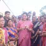 Navaneet Kaur Instagram - प्रभू विठ्ठलाच्या दर्शनाची आस_सुखाचा होवो आपला प्रवास,आषाढी एकादशी निम्मित पंढरपूर जाणाऱ्या वारकऱ्यांसाठी विशेष रेल्वे झेंडी दाखवून रवाना,स्थानिक अमरावती मॉडेल रेल्वे स्थानकावर भरला वारकऱ्यांचा मेळा,जय हरी विठ्ठल,पांडुरंग हरी च्या गजरात हजारो भाविक पंढरपूर साठी रवाना रेल्वे स्थानकावर युवा स्वाभिमान पार्टी च्या वतीने वारकरी भाविकांसाठी साबुदाणा खिचडी, केळी व पाणी बॉटल वाटप या रेल्वे गाडीत 11 स्लीपर,2 ac टू टायर, 2 ac 3 टायर आणि 4 जनरल असे डब्बे असून या गाडीत हजारो प्रवासी आज दुपारी या गाडीने पंढरपूर रवाना झाले प्रत्येक वारकरी बंधू भगिनींची आस्थेने विचारपूस करून,प्रत्येक वारकऱ्यांच्या चरणी स्पर्श केला,येणारा हंगाम हा शेतकऱ्यांना सुख समृध्दी व भरभराटीचा जावो अशी प्रार्थना आपल्या वतीने विट्ठलाचरणी करण्याची विनंती केली,आपला धर्म हाच आपला श्वास असून,धर्मरक्षण व धर्मप्रसारासाठी आपण सदैव कटिबध्द असल्याचे प्रतिपादन केले यावेळी इंजिन चालक बी के पाल, एएलपी वाय एस लंगोटे,गार्ड अजित कुमार यांचा शाल,श्रीफळ व हार घालून सत्कार केला यावेळी स्टेशन मास्टर श्री लोहकरे,सीसीआय श्री डी के मीना, स्वास्थ निरीक्षक अरविंद गुप्ता,संजय वर्मा,एस पी कुऱ्हाडे,राहुल जांगडे, यांच्यासह युवा स्वाभिमान जिल्हाध्यक्ष जितु दुधाने,झेड आर यू सी सी सदस्य श्री अजय जयस्वाल,आफताब भाई,महिला शहर अध्यक्ष सुमती ढोके,आशिष गावंडे,नितीन बोरकर,सचिन भेंडे,अविनाश काळे,पराग चिमोटे,विनोद गुहे,साक्षी उमक, उषा प्रधान,कांचन कडू,वनिता तंतरपाले,निता खडसे,प्रतिभा महाजन,सारिका अवघड,पल्लवी गोस्वामी,नंदा सावदे,बाळासाहेब इंगोले, शहजादभाई.,वैभव वानखडे,जयंत देशमुख,सूरज मिश्रा,खूष उपाध्याय,राहुल काळे,सचिन सोनोणे,मंगेश कोकाटे,वर्षाताई पकडे,खुशाल गोंडाने, खूरसूडे ताई,राजेश दातखोरे,दीपक जलतारे,आनंद पाठक, जयंत देशमुख, उषा प्रधान, माला खुळसुळे, महेश किल्लेकर, नंदा सावदे, संजय गायकवाड, अनुप खडसे, आदी उपस्थित होते